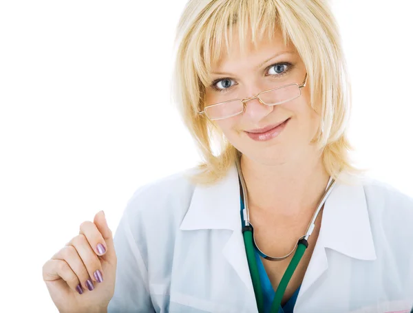 Aantrekkelijke vrouwelijke arts geïsoleerd op de witte — Stockfoto