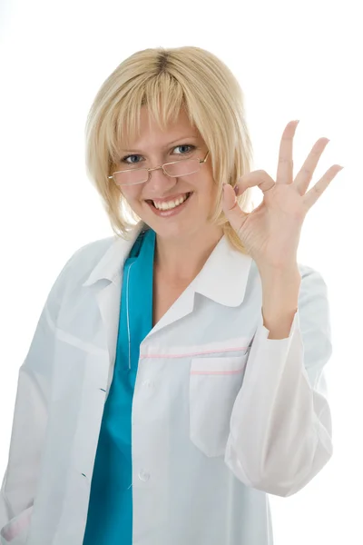 Mooie gelukkig vrouwelijke arts geïsoleerd op wit — Stockfoto