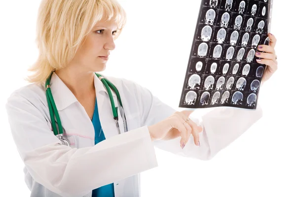 Doctora mirando un tomograma — Foto de Stock