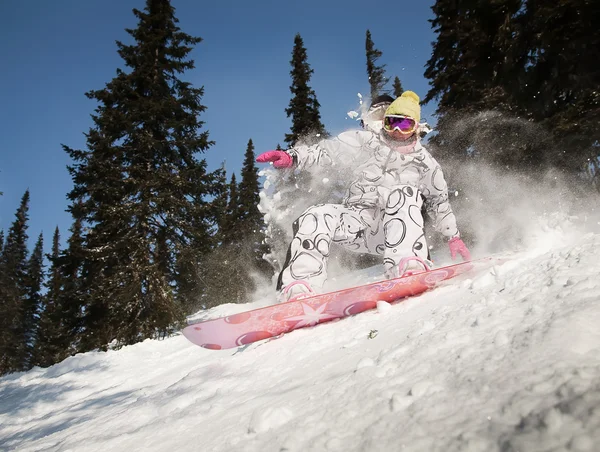 Snowboard üzerinde güzel bir genç kadının portresi — Stok fotoğraf
