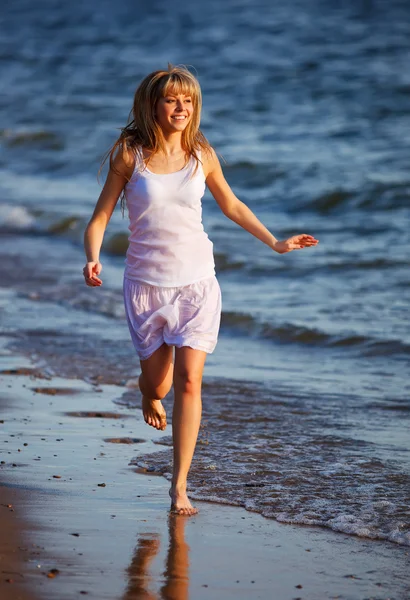 Foto brilhante de uma menina bonita relaxando em uma praia — Fotografia de Stock