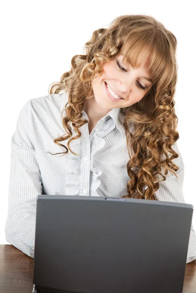 Ung kvinna med en laptop över vita — Stockfoto