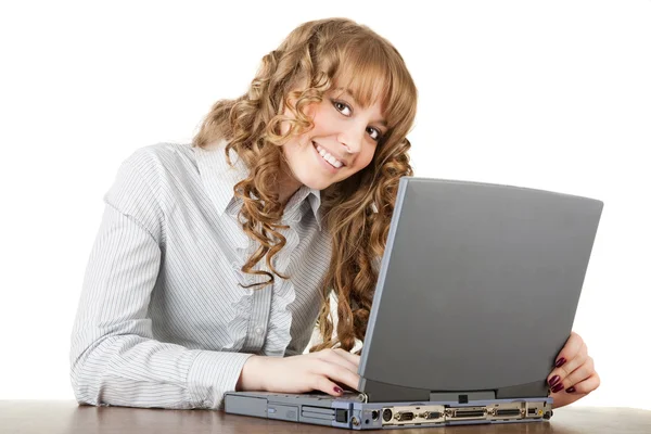 Молода жінка з ноутбуком над білим — стокове фото