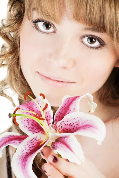 Портрет свежей женщины с цветком над белым — стоковое фото