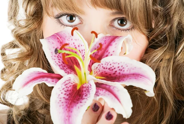 Portret van verse vrouw met bloem over Wit — Stockfoto