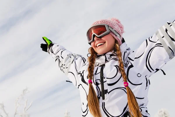 Porträtt av ung kvinna mot bakgrund av vinter himlen — Stockfoto