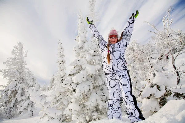 Портрет молодой женщины на фоне зимнего неба — стоковое фото