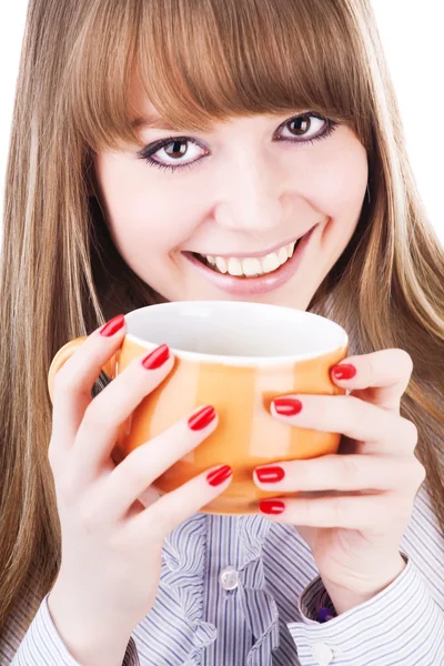 Mujer joven con una taza de bebida caliente en el blanco —  Fotos de Stock