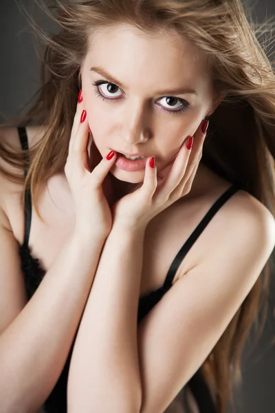 아름 다운 젊은 여자 스튜디오 그림 — 스톡 사진