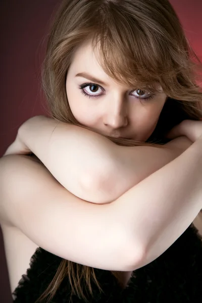 아름 다운 젊은 여자 스튜디오 그림 — 스톡 사진