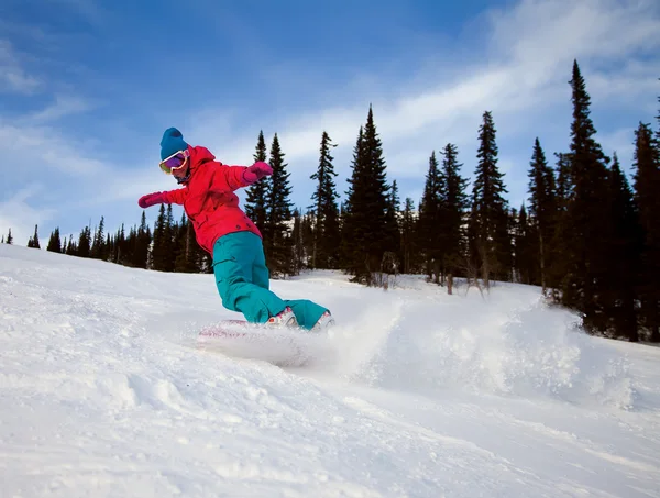 Snowboarder saltando por el aire con el cielo azul profundo en el fondo — Foto de Stock