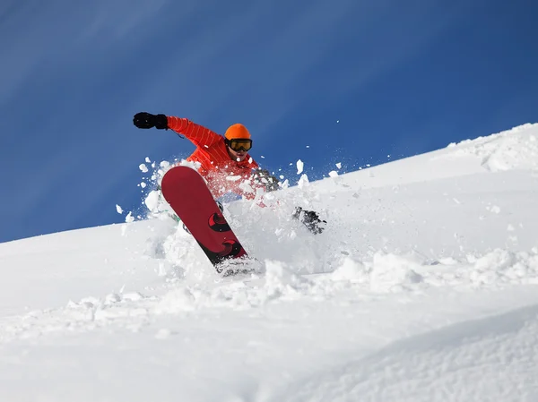 Arka planda derin mavi gökyüzü ile ayak yan yapıyor snowboarder oymak — Stok fotoğraf