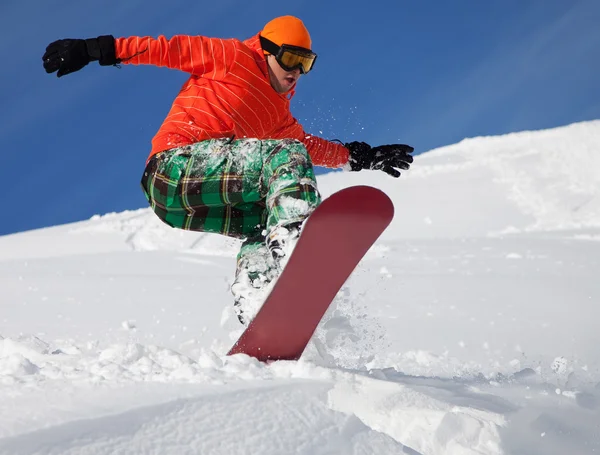 Snowboardista dělat špičky strany vyřezat s tmavě modrou oblohou v pozadí — Stock fotografie
