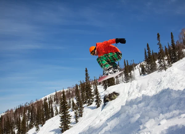 Snowboarder haciendo un tallado en el dedo del pie con cielo azul profundo en el fondo —  Fotos de Stock