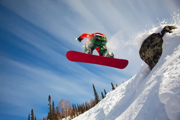 Snowboarder macht einen Zehenseitencarve mit tiefblauem Himmel im Hintergrund — Stockfoto