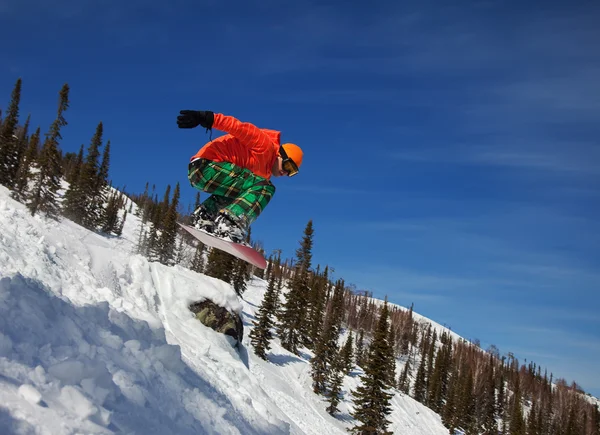 Snowboarder κάνει ένα δάχτυλο του ποδιού πλευρά να χαράξει με το βαθύ μπλε του ουρανού στο παρασκήνιο — Φωτογραφία Αρχείου