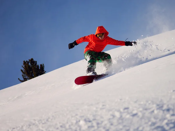 Arka planda derin mavi gökyüzü ile ayak yan yapıyor snowboarder oymak — Stok fotoğraf
