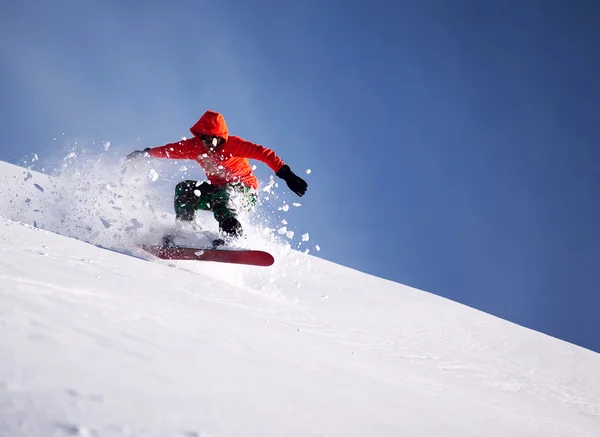 Сноубордист делает вырезы на ноге с глубоким синим небом на заднем плане — стоковое фото