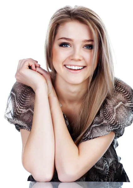 Vértes portré egy boldog fiatal nő mosolyogva elszigetelt fehér háttér mintázata — Stock Fotó