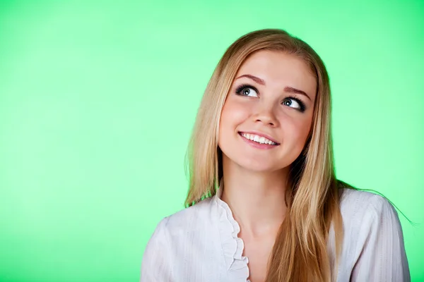 A beautiful young girl looks directly at the camera — Stock Photo, Image