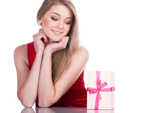 Vrouw met een cadeautje geïsoleerd — Stockfoto