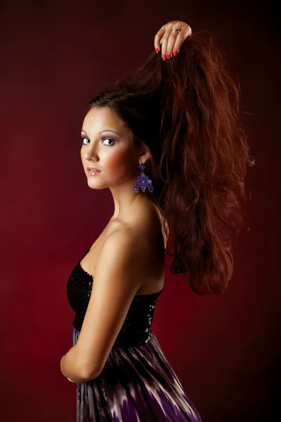 Beautiful young woman posing in studio — Stock Photo, Image