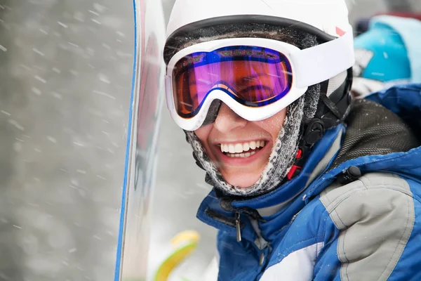 Una imagen de estilo de vida saludable del snowboarder joven —  Fotos de Stock