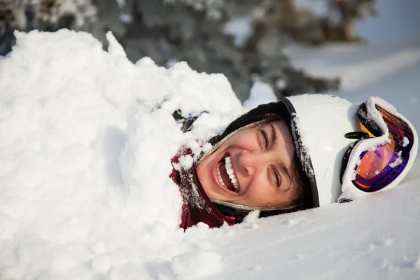 Uma imagem engraçada do estilo de vida do jovem snowboarder — Fotografia de Stock
