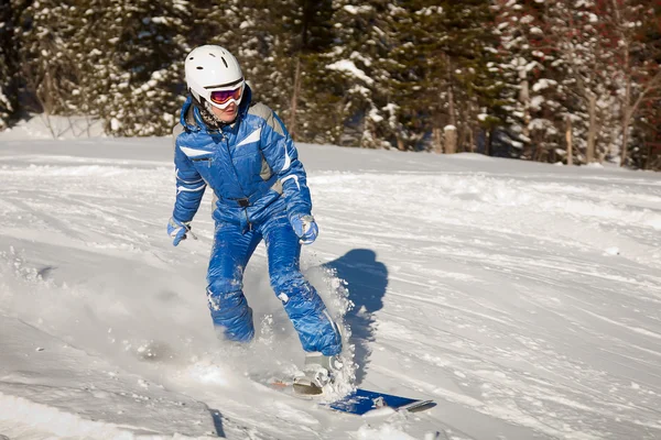 Snowboarder macht einen Zehenseitencarve mit tiefblauem Himmel im Hintergrund — Stockfoto
