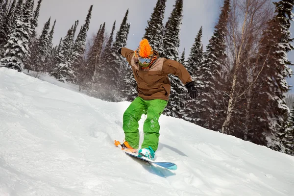 Snowboarder pulando pelo ar com céu azul profundo no fundo — Fotografia de Stock