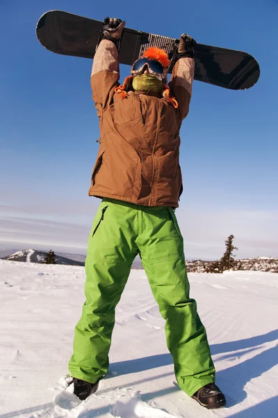 Portret van een man met de snowboard — Stockfoto