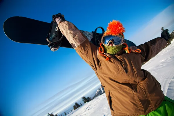 Porträtt av en man med snowboard — Stockfoto