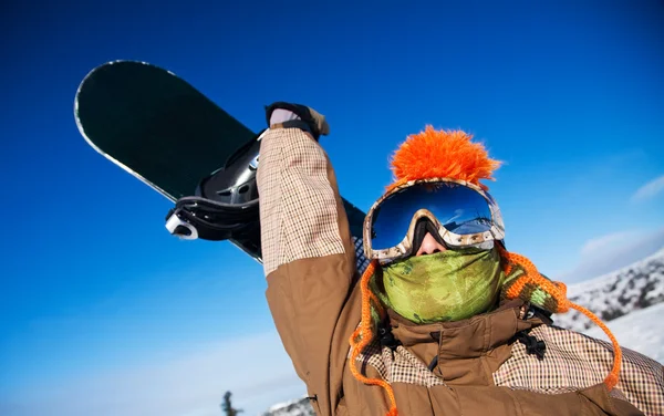 Retrato de um homem com o snowboard — Fotografia de Stock