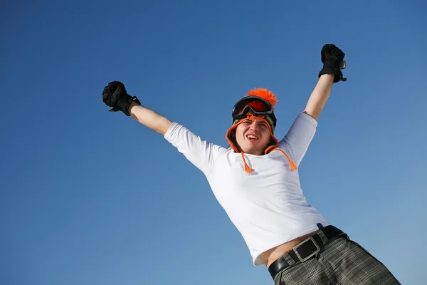 Счастливый молодой человек над небом — стоковое фото
