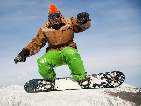 Snowboardista skákání vzduchem s hlubokou modrou oblohou v pozadí — Stock fotografie