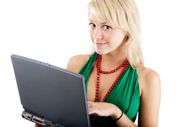 Söt ung kvinna med laptop på vita — Stockfoto