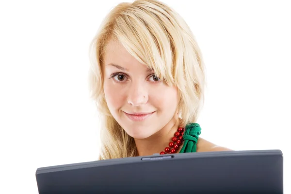 Мила молода жінка з ноутбуком на білому — стокове фото