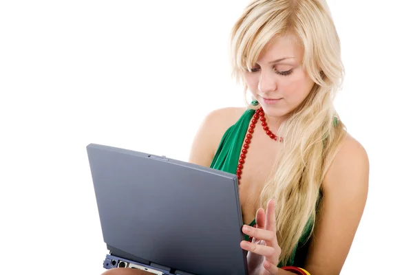 Χαριτωμένο νεαρή γυναίκα με φορητό υπολογιστή στο λευκό — Φωτογραφία Αρχείου