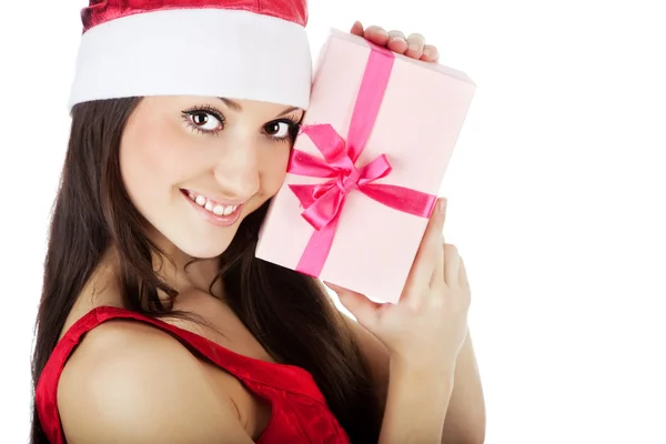 Winterporträt einer lächelnden Frau mit einem Geschenk in der Hand — Stockfoto