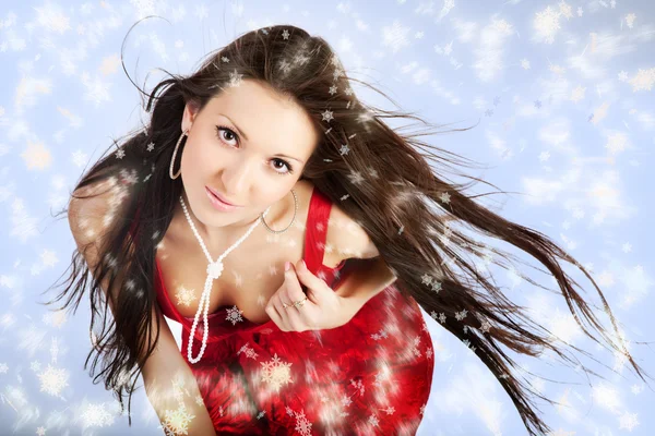 Sexy mrs. santa posiert auf blauem Winterhintergrund mit Schneeflocken — Stockfoto
