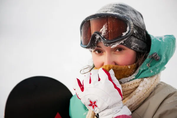 Счастливая девушка в зимнем пейзаже — стоковое фото