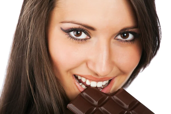 초콜릿을 먹는 젊은 행복 한 웃는 여자의 초상화 — 스톡 사진