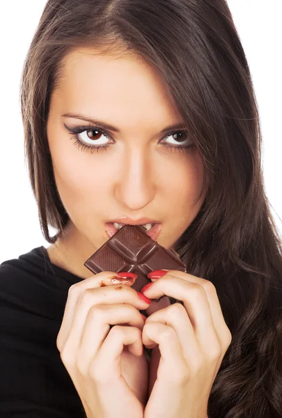 초콜릿을 먹는 젊은 행복 한 웃는 여자의 초상화 — 스톡 사진