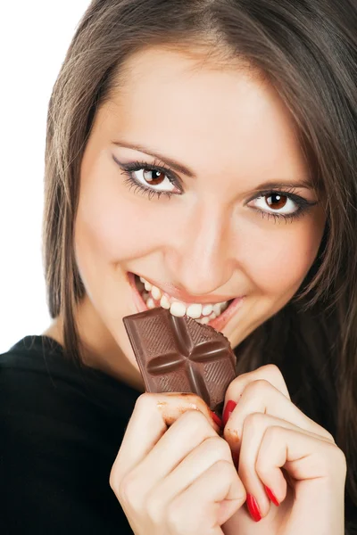 Retrato de jovem feliz sorrindo mulher comendo chocolate — Fotografia de Stock