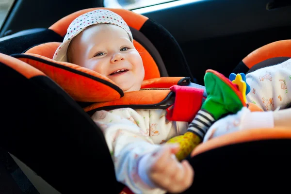 車の中の赤ちゃん女の子笑顔 ロイヤリティフリーのストック写真