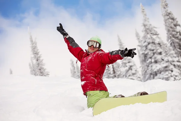 Snowboardista na hoře s rukama zvedl — Stock fotografie
