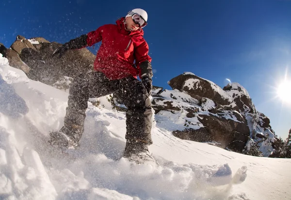 Snowboardzista robi stronie palec wyrzeźbić z głęboko niebieski niebo w tle — Zdjęcie stockowe