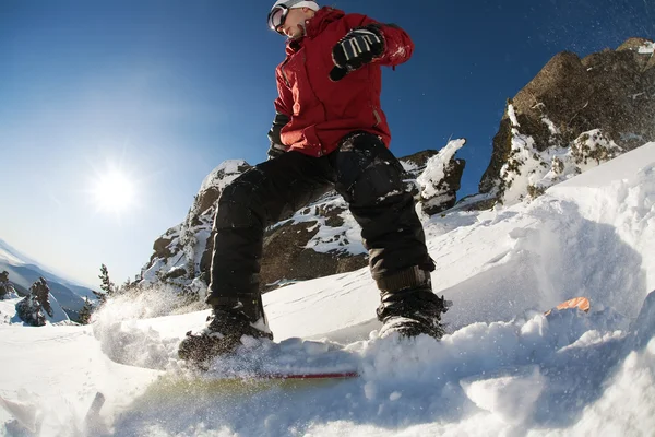 Snowboardzista robi stronie palec wyrzeźbić z głęboko niebieski niebo w tle — Zdjęcie stockowe
