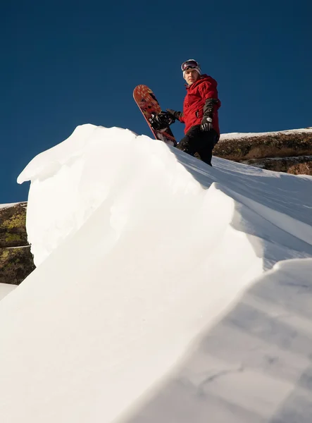 Skidåkare i bergen, beredda pisten och solig dag — Stockfoto
