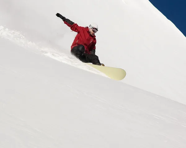 Snowboarder sautant dans l'air avec un ciel bleu profond en arrière-plan — Photo